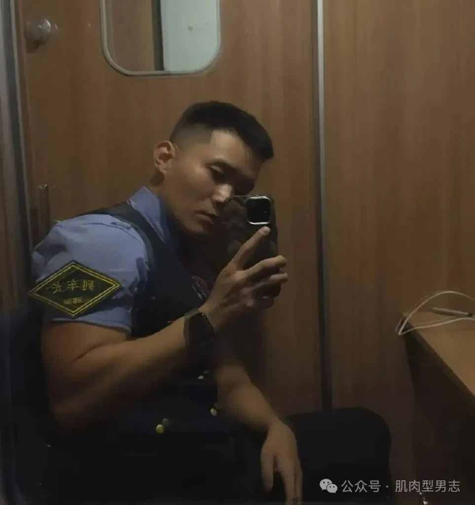 185cm 西安肌肉列车长引发舔屏，网友：我要上车