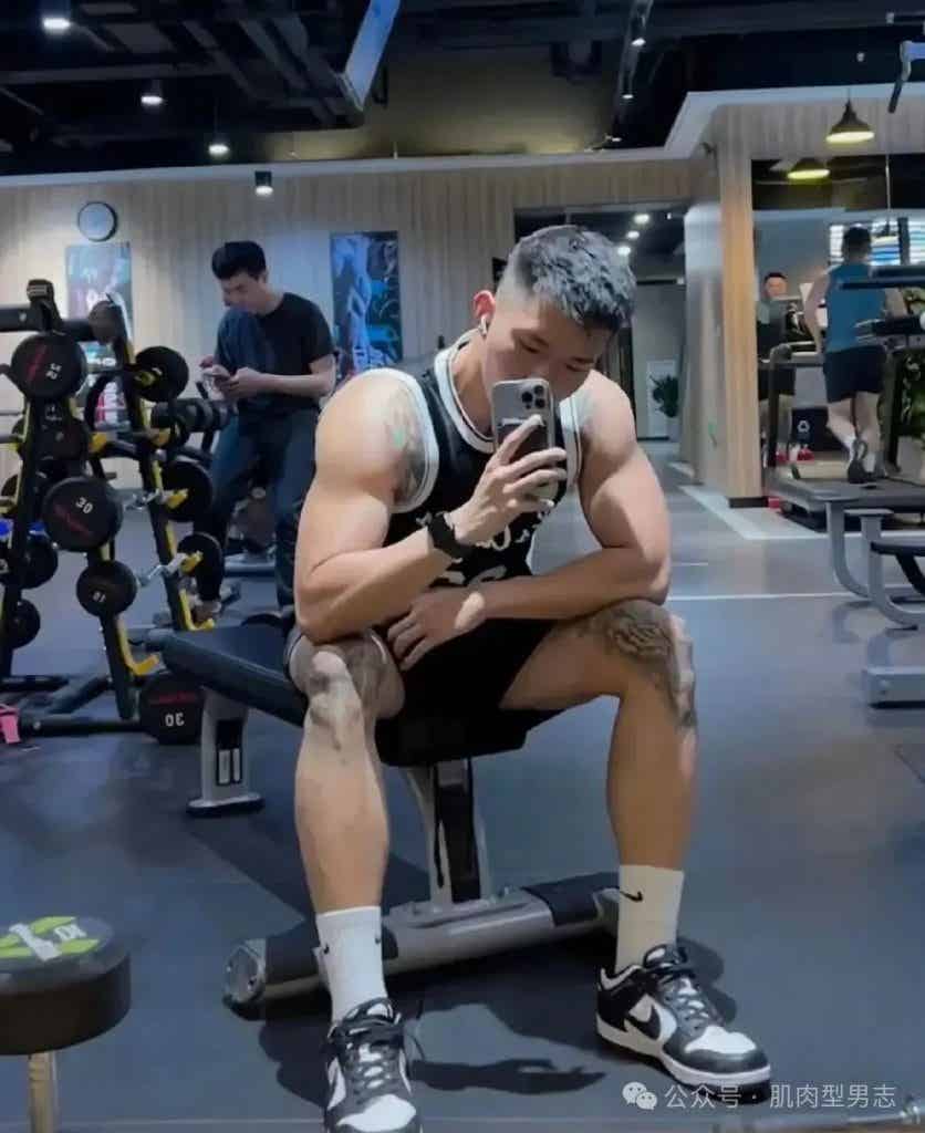 185cm 西安肌肉列车长引发舔屏，网友：我要上车