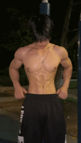 夜练暴汗的肌肉体育生帅弟弟,汗水淋漓的身子也太杀我了! 夜练暴汗的肌肉体育生帅弟弟,汗水淋漓的身子也太杀我了!