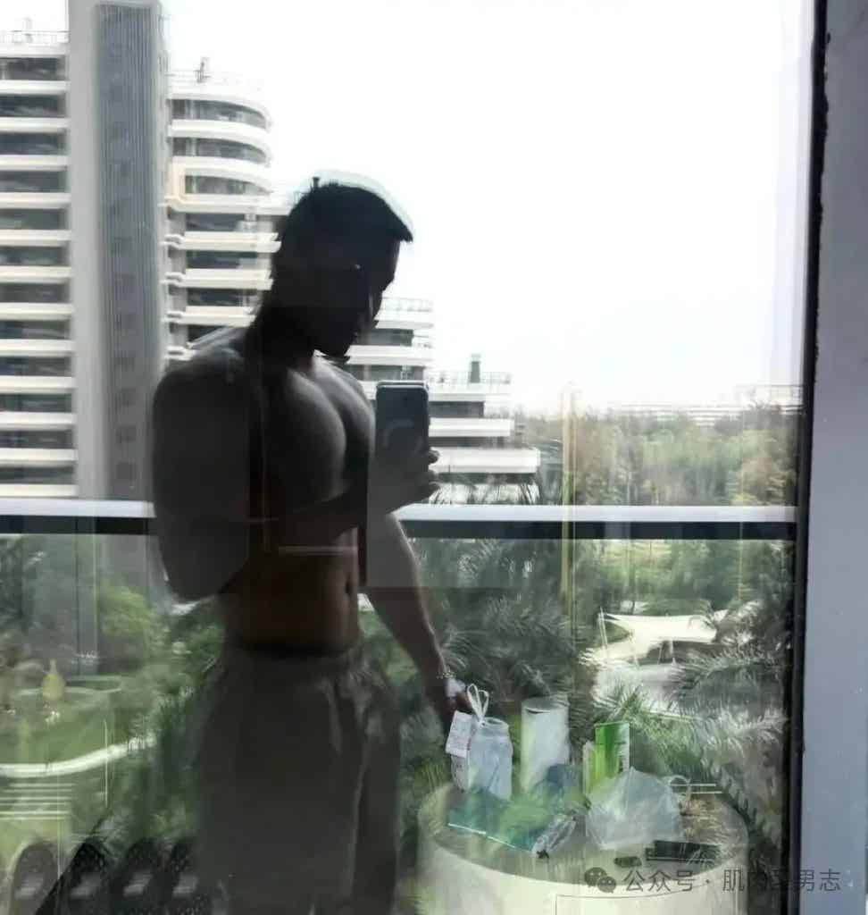 185cm 西安肌肉列车长引发舔屏，网友：我要上车