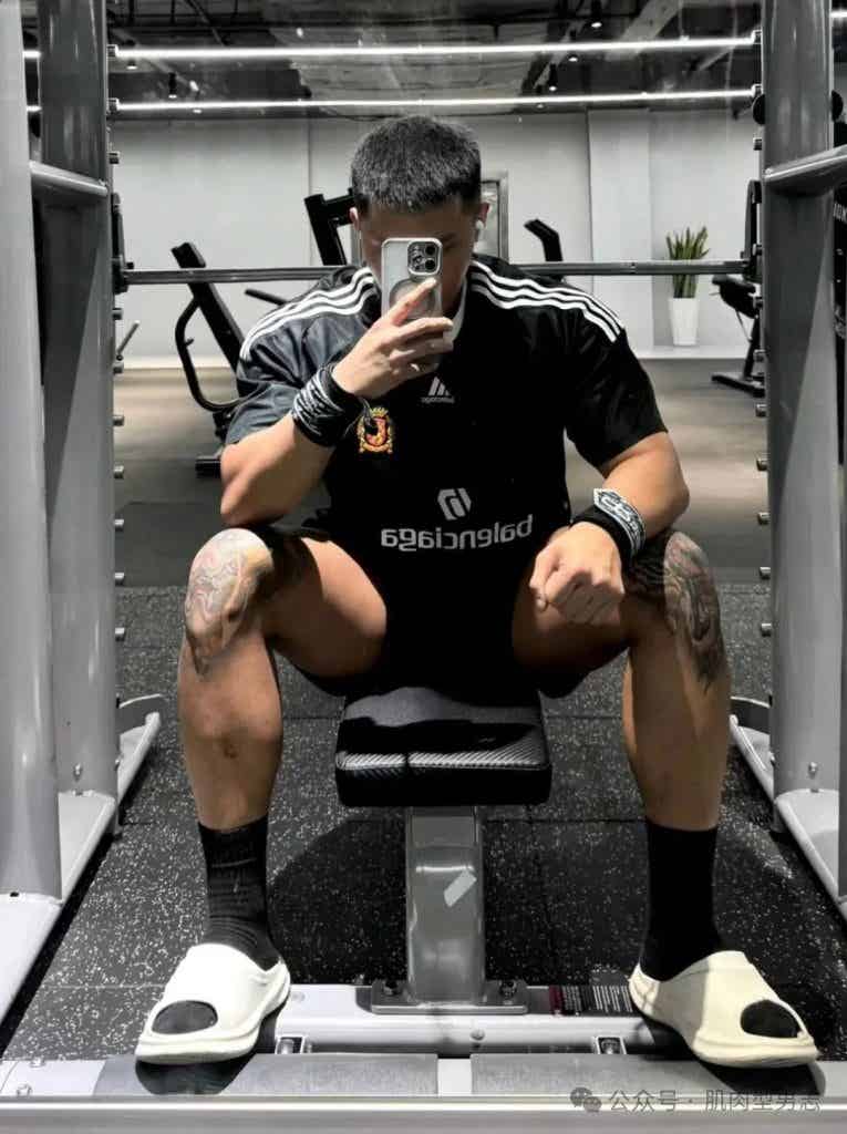 185cm 西安肌肉列车长引发舔屏，网友：我要上车