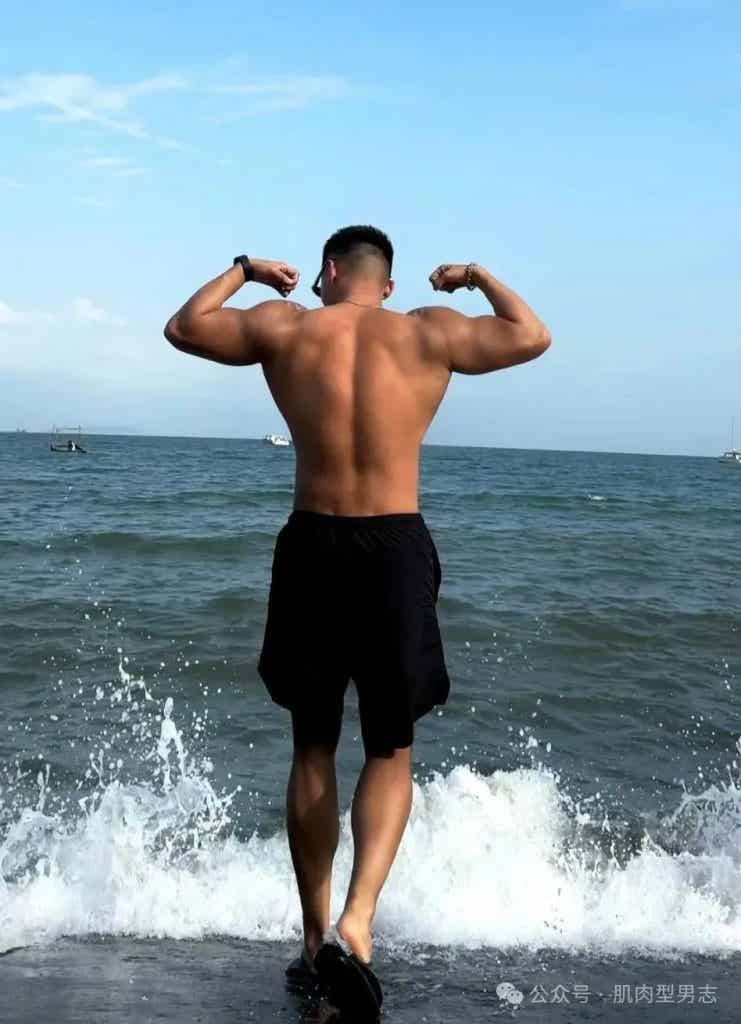 185cm 西安肌肉列车长引发舔屏，网友：我要上车