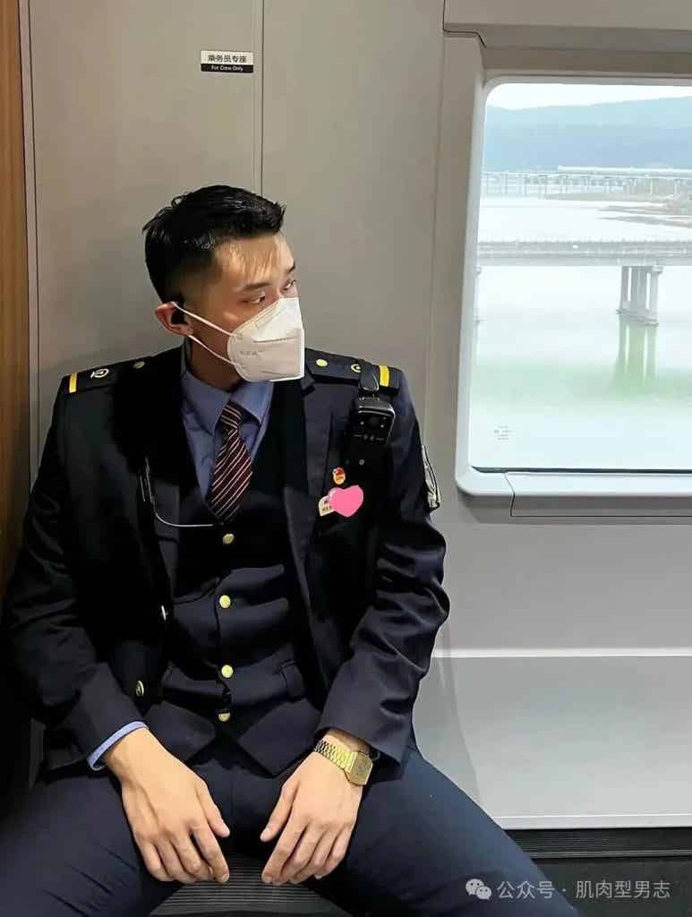 185cm 西安肌肉列车长引发舔屏，网友：我要上车