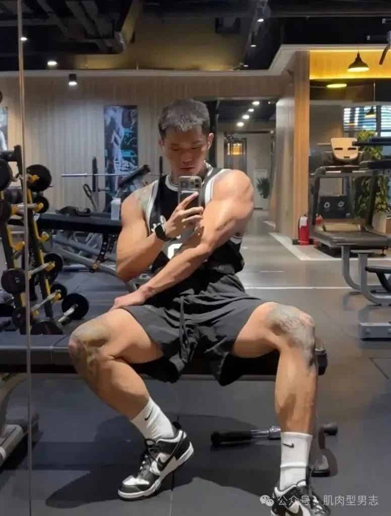 185cm 西安肌肉列车长引发舔屏，网友：我要上车