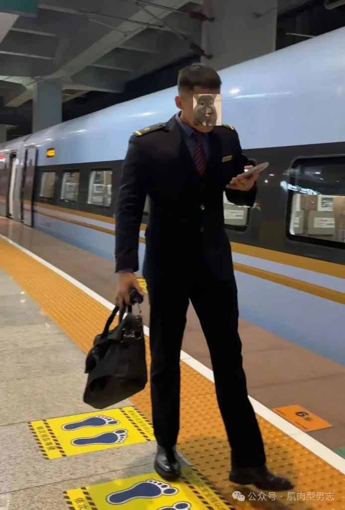 185cm 西安肌肉列车长引发舔屏，网友：我要上车