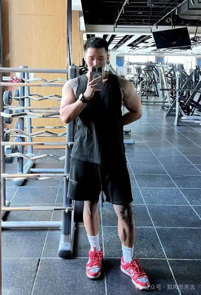 185cm 西安肌肉列车长引发舔屏，网友：我要上车