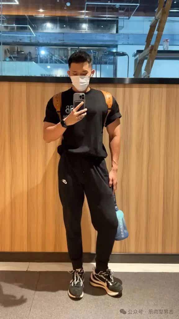 185cm 西安肌肉列车长引发舔屏，网友：我要上车