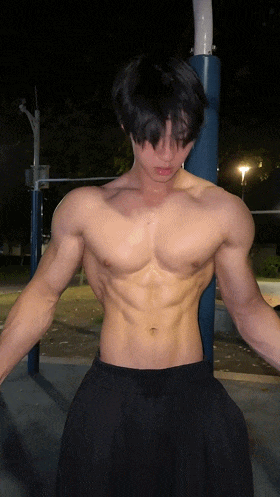 夜练暴汗的肌肉体育生帅弟弟,汗水淋漓的身子也太杀我了! 夜练暴汗的肌肉体育生帅弟弟,汗水淋漓的身子也太杀我了!