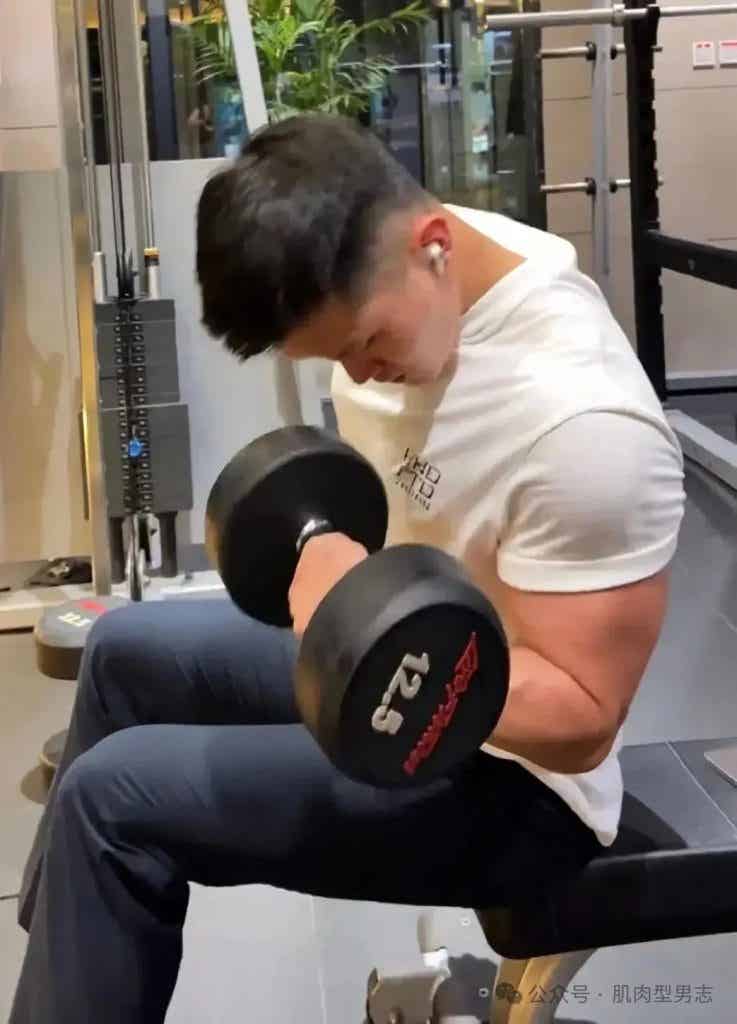 185cm 西安肌肉列车长引发舔屏，网友：我要上车