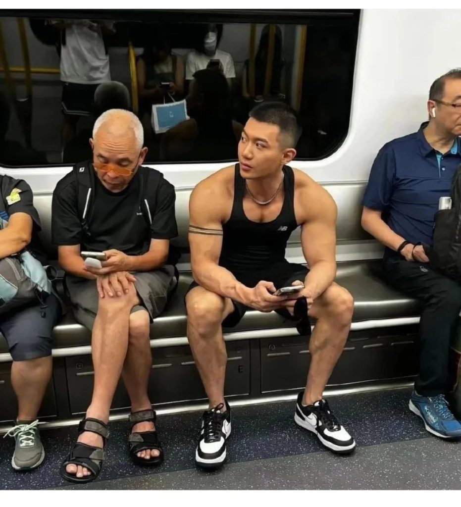 地铁偶遇肌肉帅哥潜在对象,附带搭讪福利 地铁偶遇肌肉帅哥潜在对象,附带搭讪福利