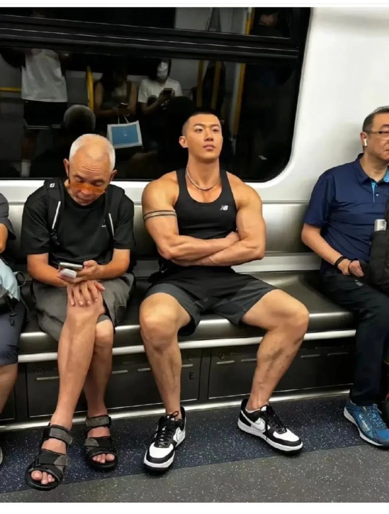 地铁偶遇肌肉帅哥潜在对象,附带搭讪福利 地铁偶遇肌肉帅哥潜在对象,附带搭讪福利