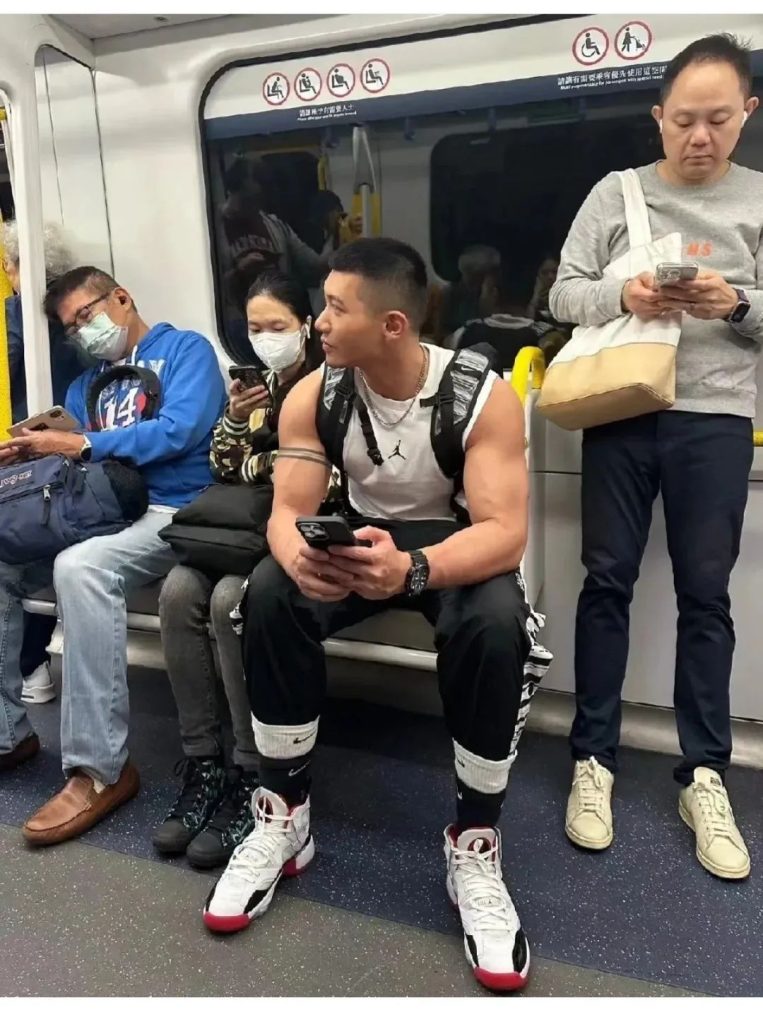 地铁偶遇肌肉帅哥潜在对象,附带搭讪福利 地铁偶遇肌肉帅哥潜在对象,附带搭讪福利