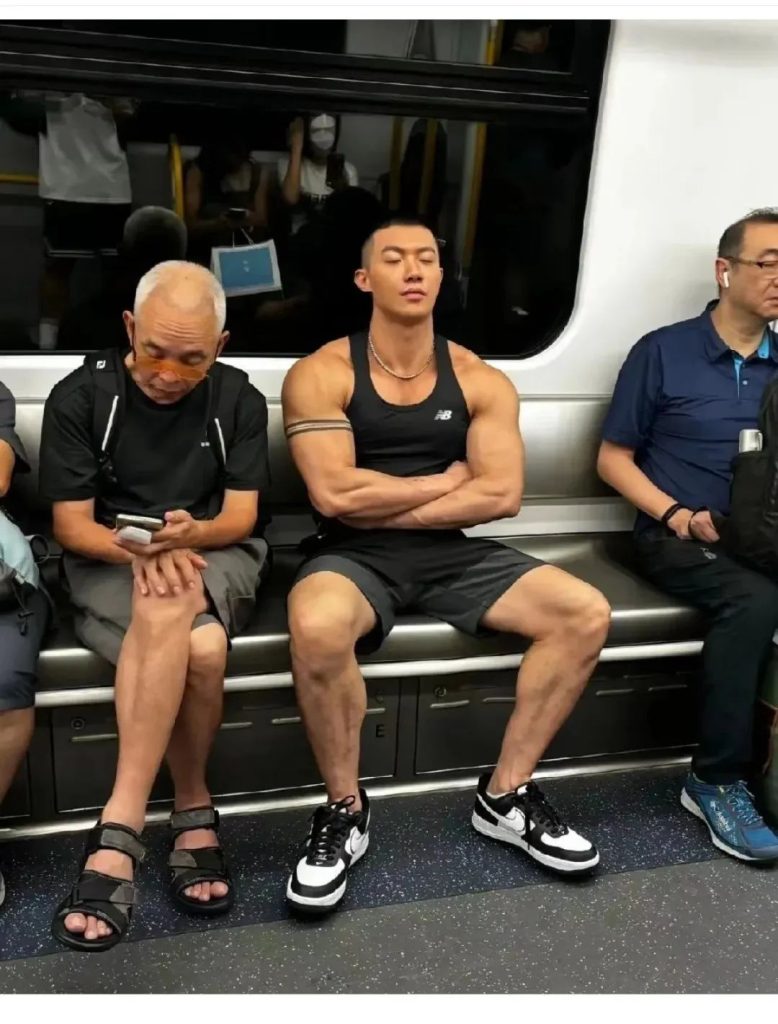 地铁偶遇肌肉帅哥潜在对象,附带搭讪福利 地铁偶遇肌肉帅哥潜在对象,附带搭讪福利