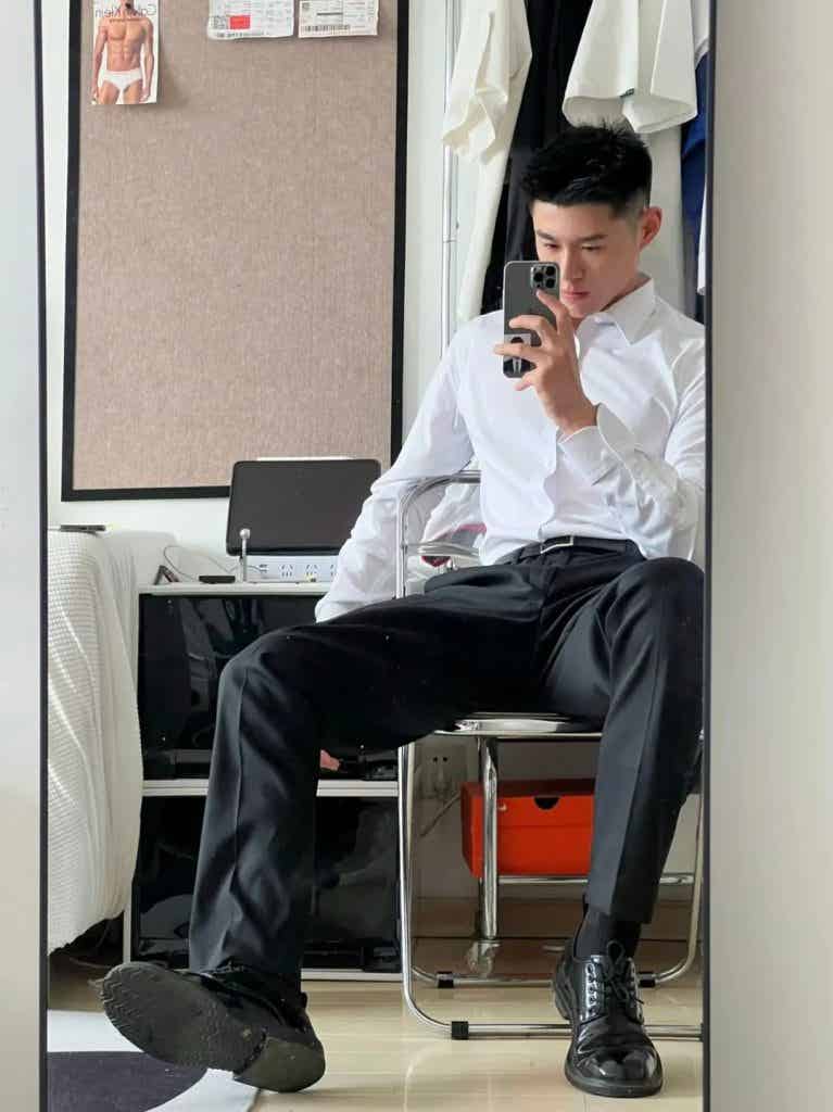 干净清爽文质彬彬的西装男