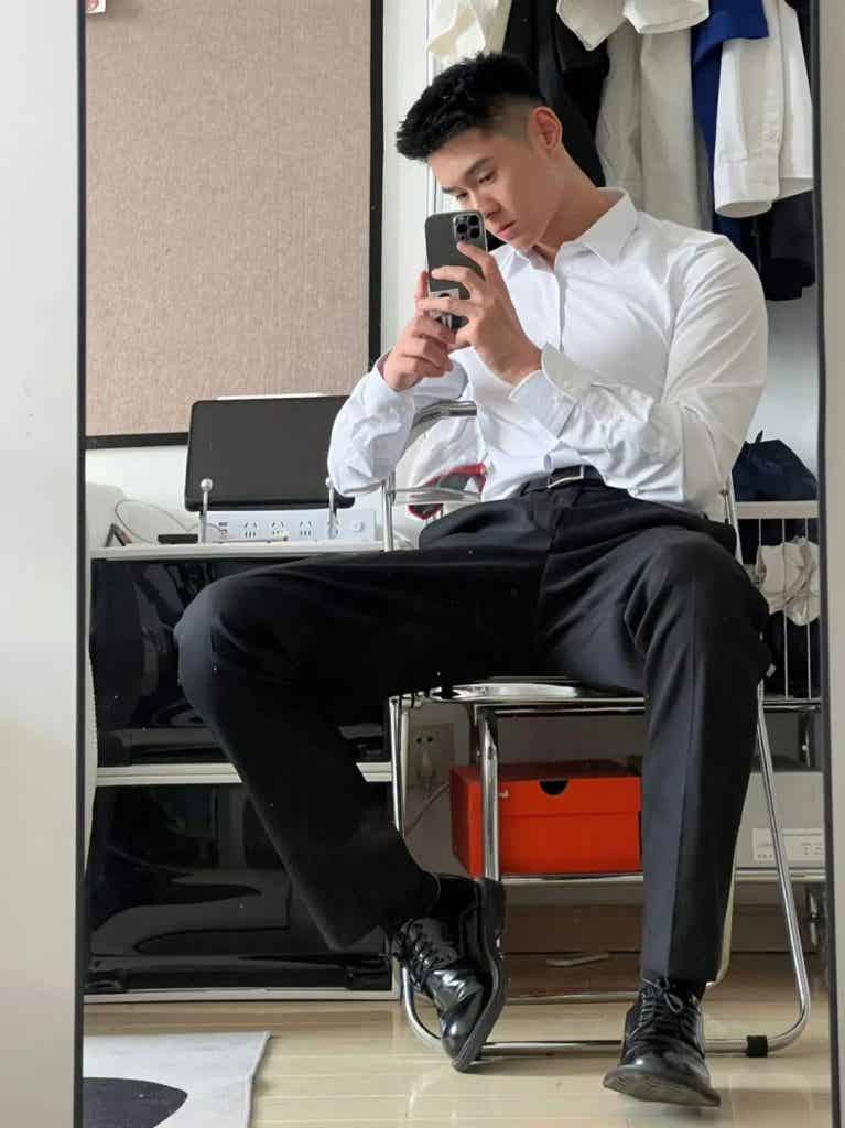 干净清爽文质彬彬的西装男