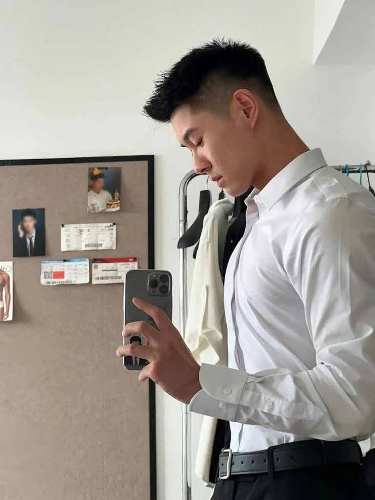 干净清爽文质彬彬的西装男