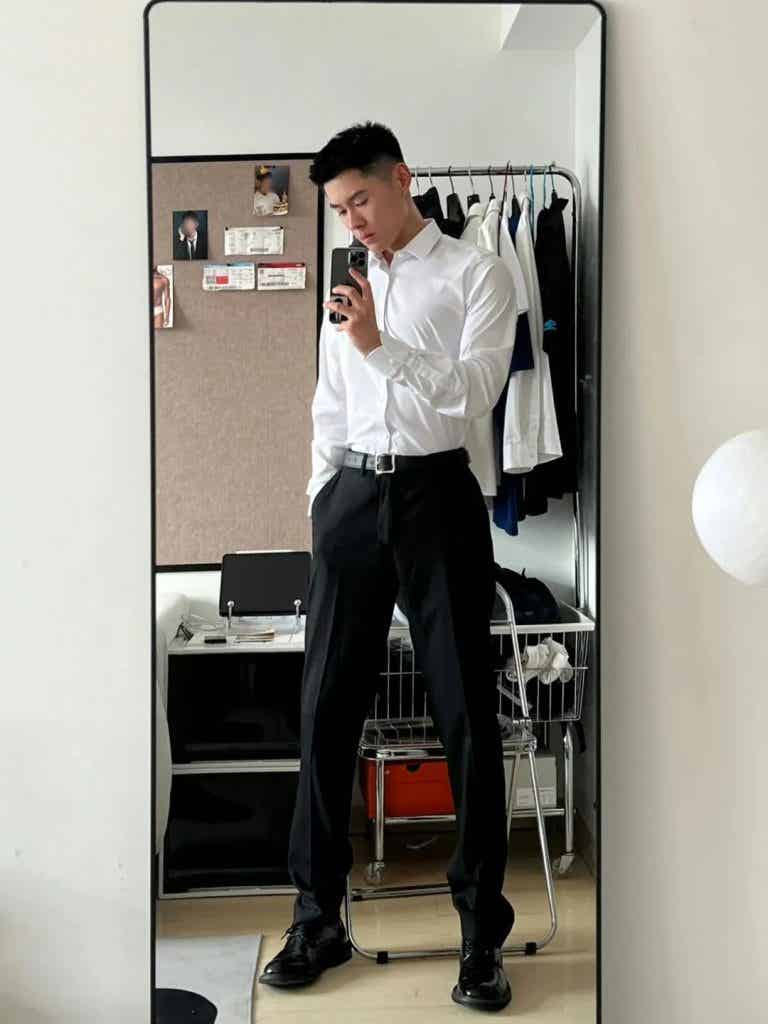 干净清爽文质彬彬的西装男