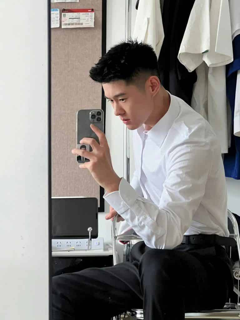 干净清爽文质彬彬的西装男