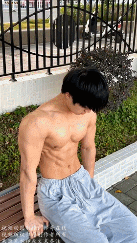 夜练暴汗的肌肉体育生帅弟弟,汗水淋漓的身子也太杀我了! 夜练暴汗的肌肉体育生帅弟弟,汗水淋漓的身子也太杀我了!