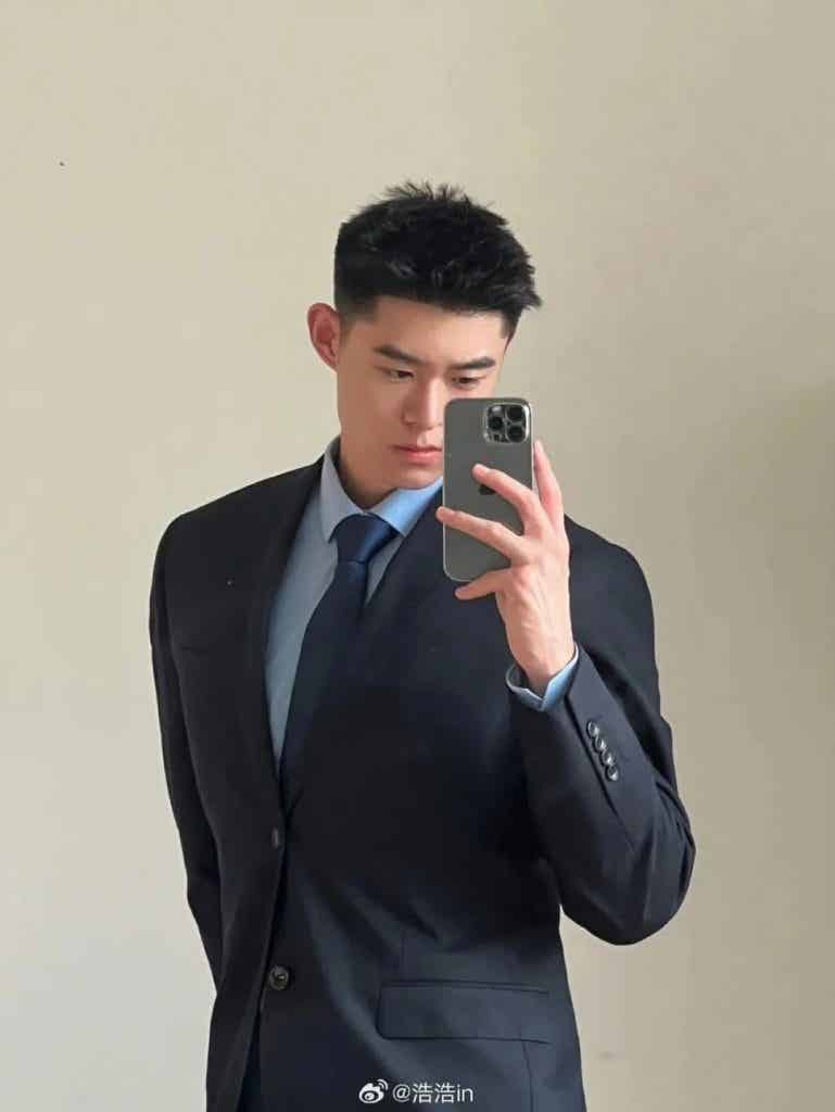 干净清爽文质彬彬的西装男