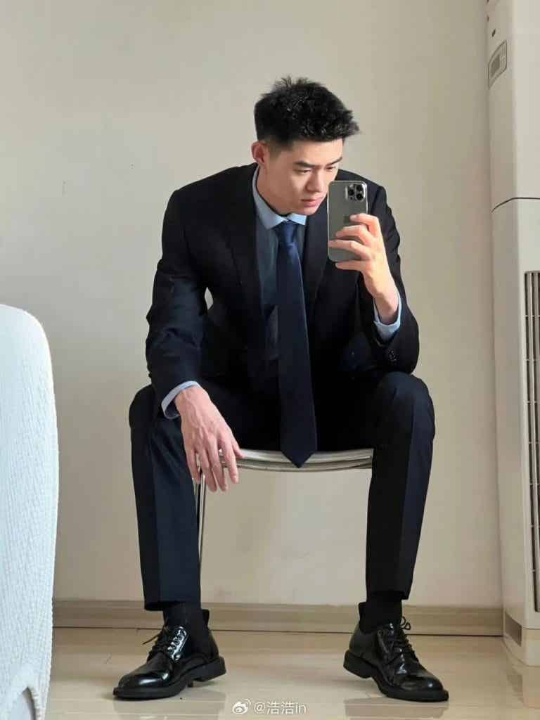 干净清爽文质彬彬的西装男