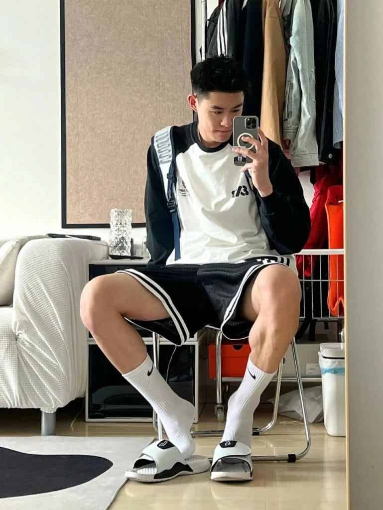 干净清爽文质彬彬的西装男