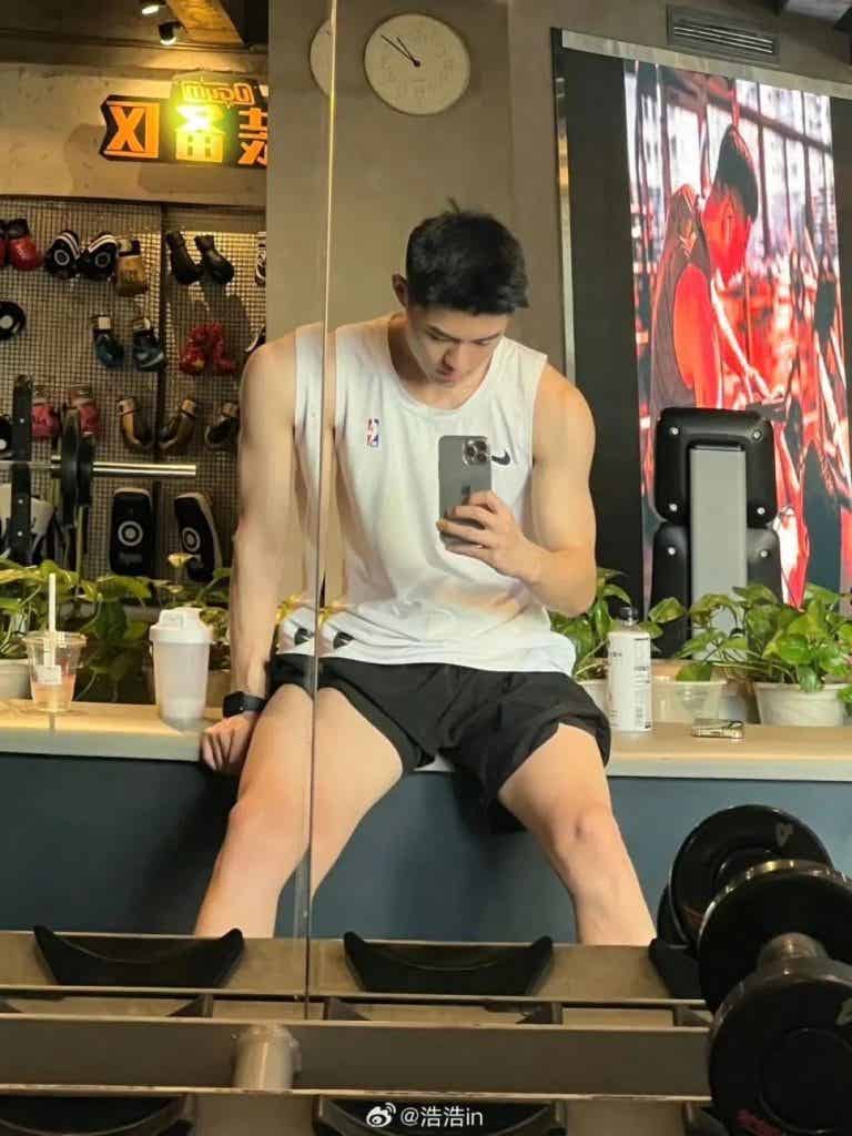 干净清爽文质彬彬的西装男