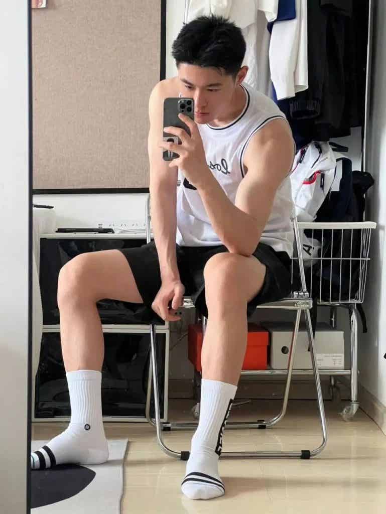 干净清爽文质彬彬的西装男