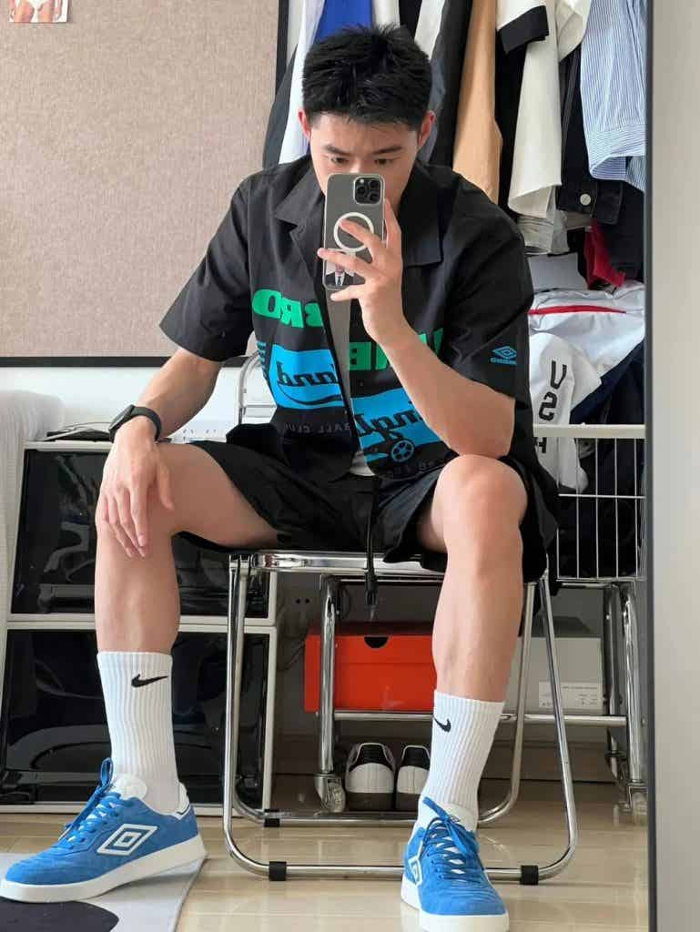 干净清爽文质彬彬的西装男