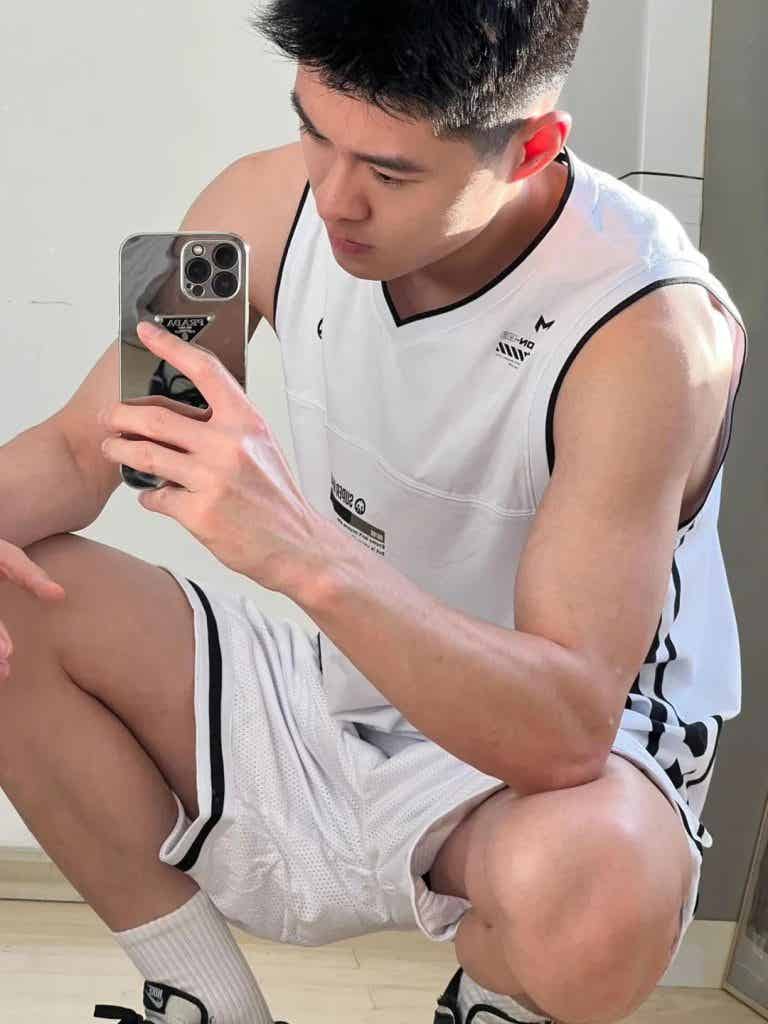 干净清爽文质彬彬的西装男