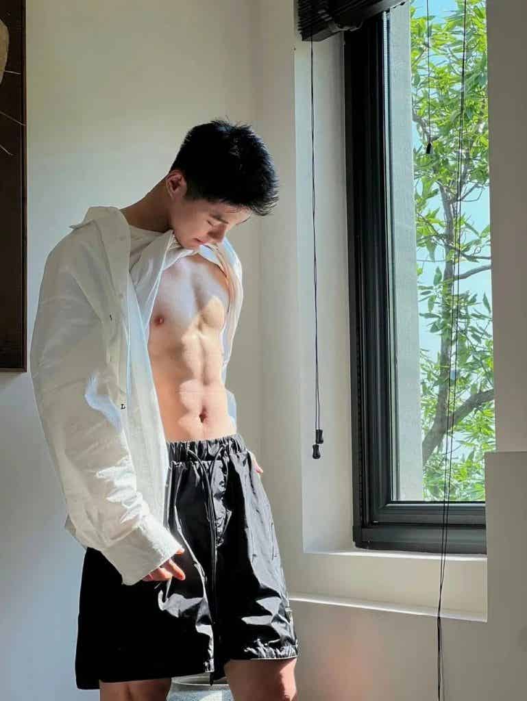 干净清爽文质彬彬的西装男