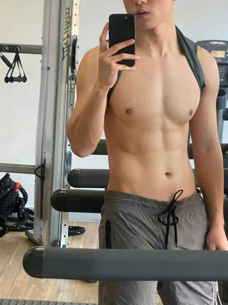 干净清爽文质彬彬的西装男