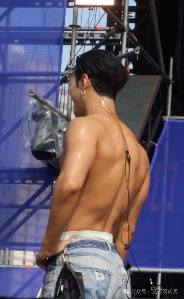 被水枪喷湿透的姜东昊脱衣露内裤边视频,裤子快掉啦!! 被水枪喷湿透的姜东昊脱衣露内裤边视频,裤子快掉啦!!