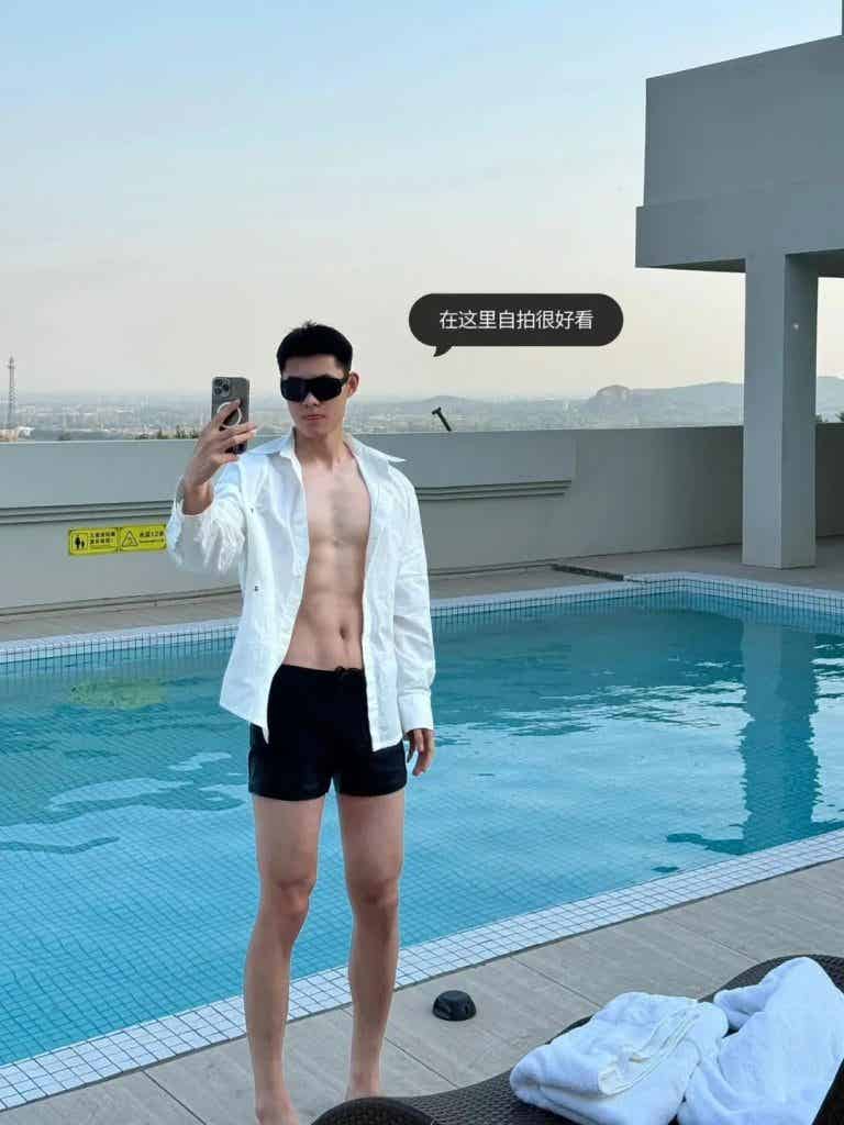 干净清爽文质彬彬的西装男