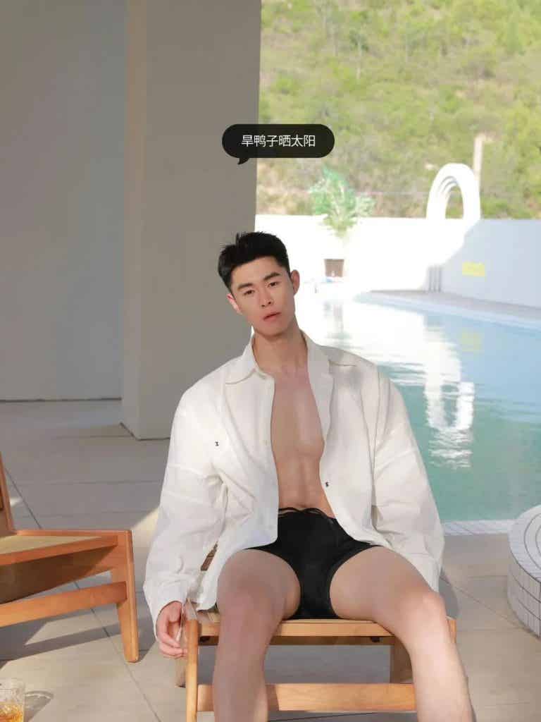 干净清爽文质彬彬的西装男