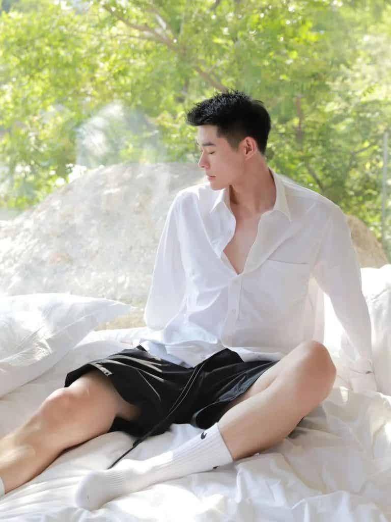 干净清爽文质彬彬的西装男