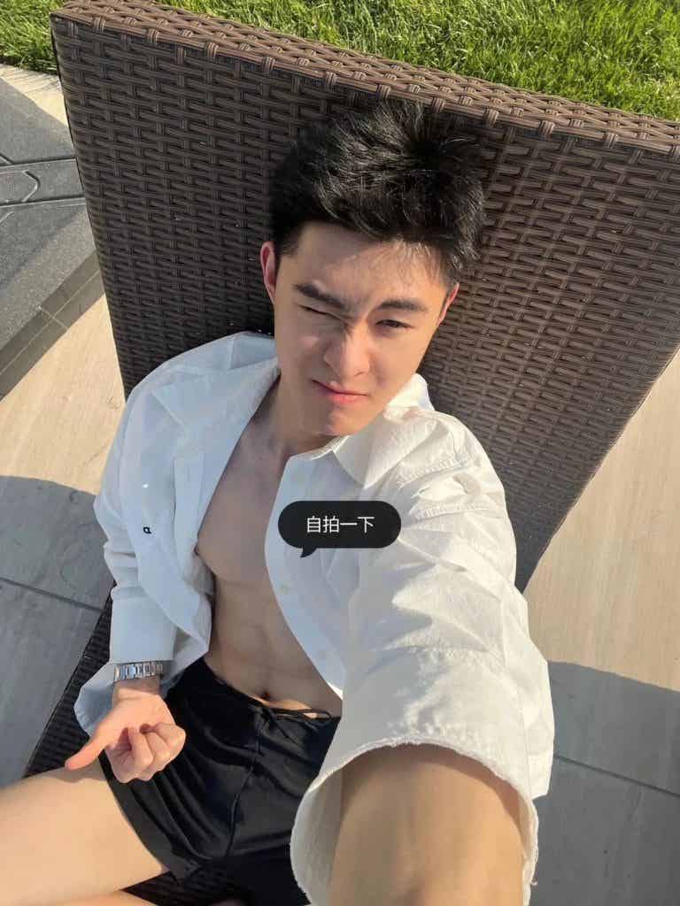 干净清爽文质彬彬的西装男