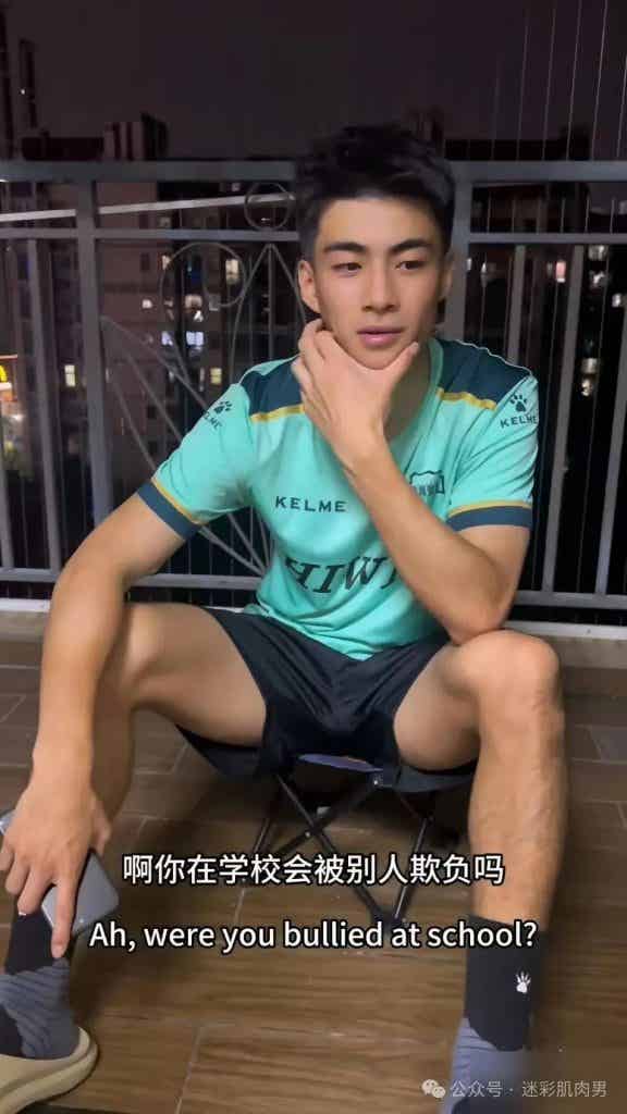 山东体院 04 年足球小哥岔太开,这样的体育生味道十足! 山东体院 04 年足球小哥岔太开,这样的体育生味道十足!