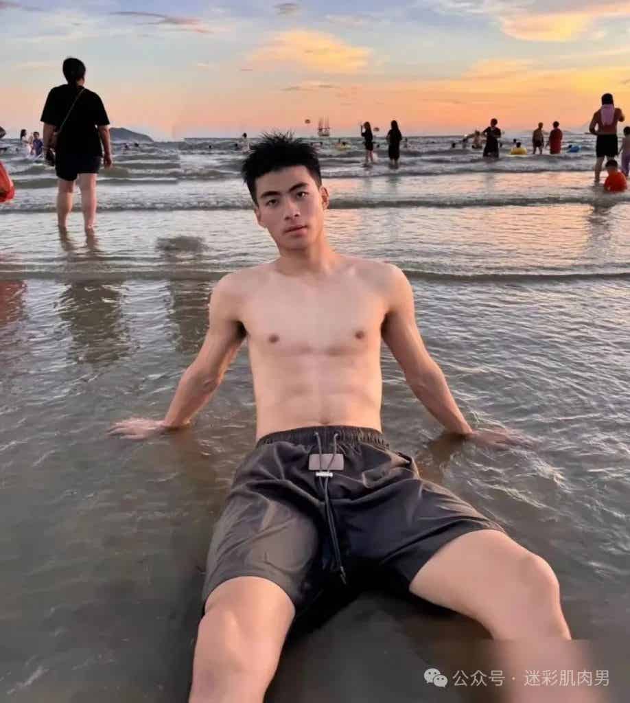 山东体院 04 年足球小哥岔太开,这样的体育生味道十足! 山东体院 04 年足球小哥岔太开,这样的体育生味道十足!