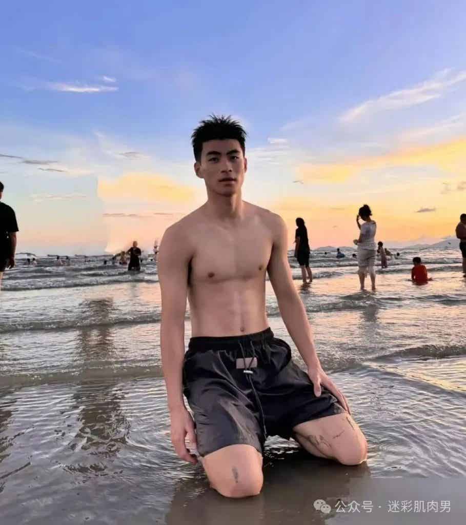 山东体院 04 年足球小哥岔太开,这样的体育生味道十足! 山东体院 04 年足球小哥岔太开,这样的体育生味道十足!