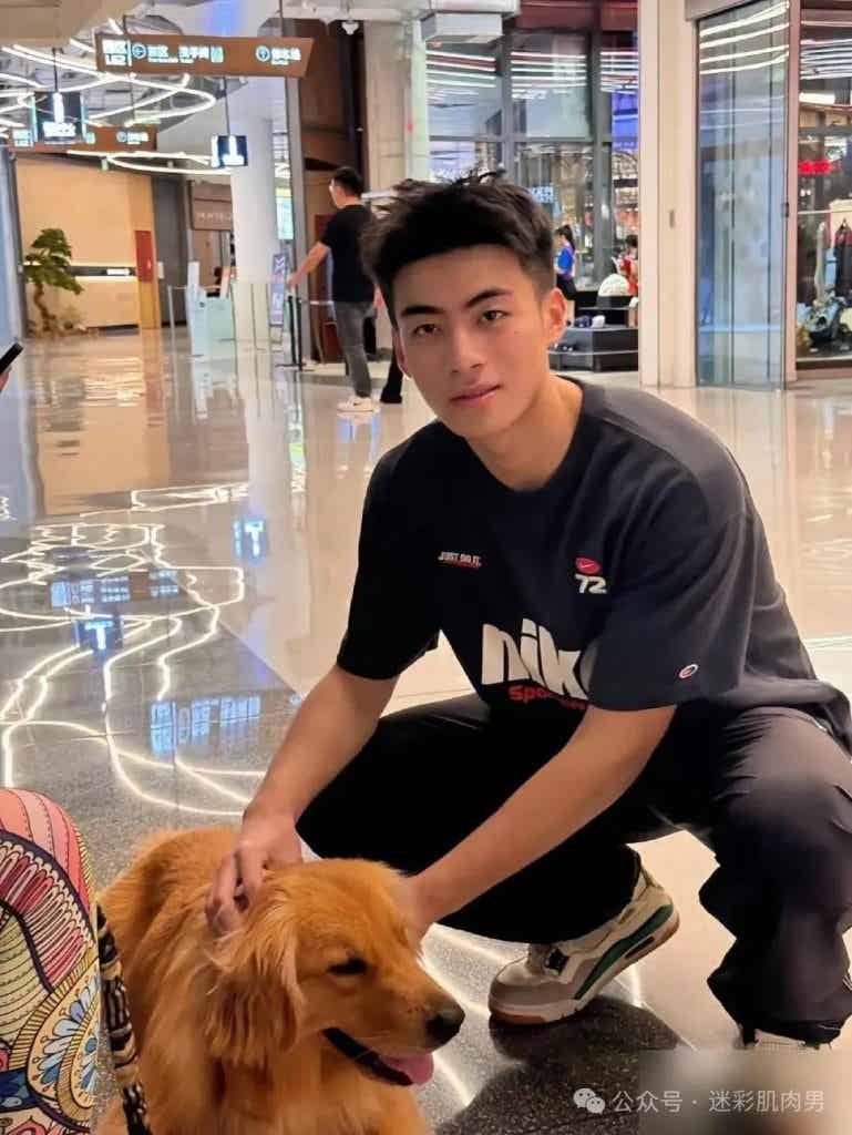 山东体院 04 年足球小哥岔太开,这样的体育生味道十足! 山东体院 04 年足球小哥岔太开,这样的体育生味道十足!