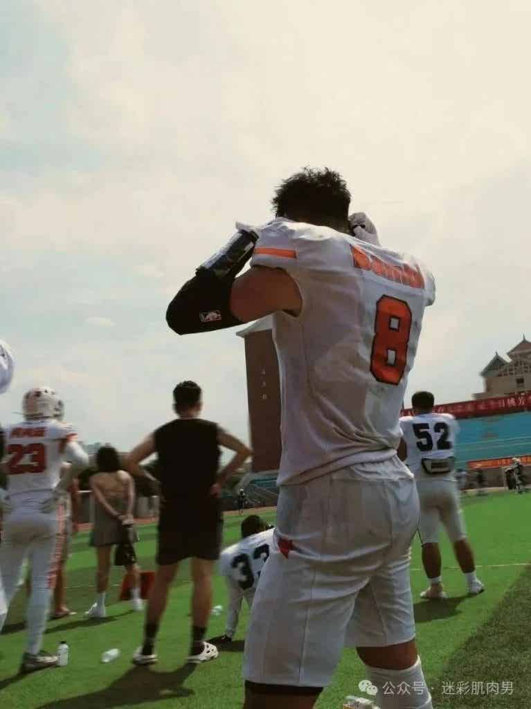 山东体院 04 年足球小哥岔太开,这样的体育生味道十足! 山东体院 04 年足球小哥岔太开,这样的体育生味道十足!