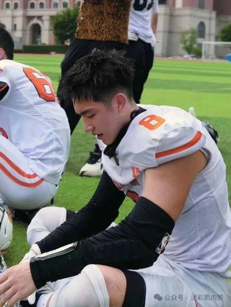 山东体院 04 年足球小哥岔太开,这样的体育生味道十足! 山东体院 04 年足球小哥岔太开,这样的体育生味道十足!