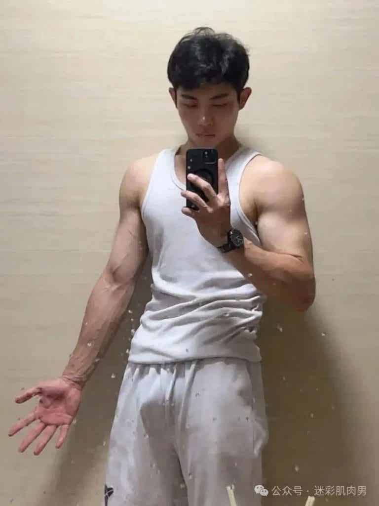 山东体院 04 年足球小哥岔太开,这样的体育生味道十足! 山东体院 04 年足球小哥岔太开,这样的体育生味道十足!