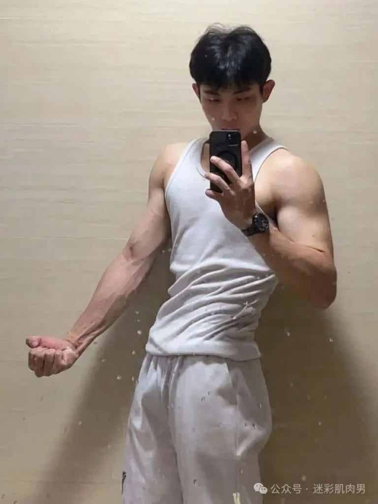 山东体院 04 年足球小哥岔太开,这样的体育生味道十足! 山东体院 04 年足球小哥岔太开,这样的体育生味道十足!