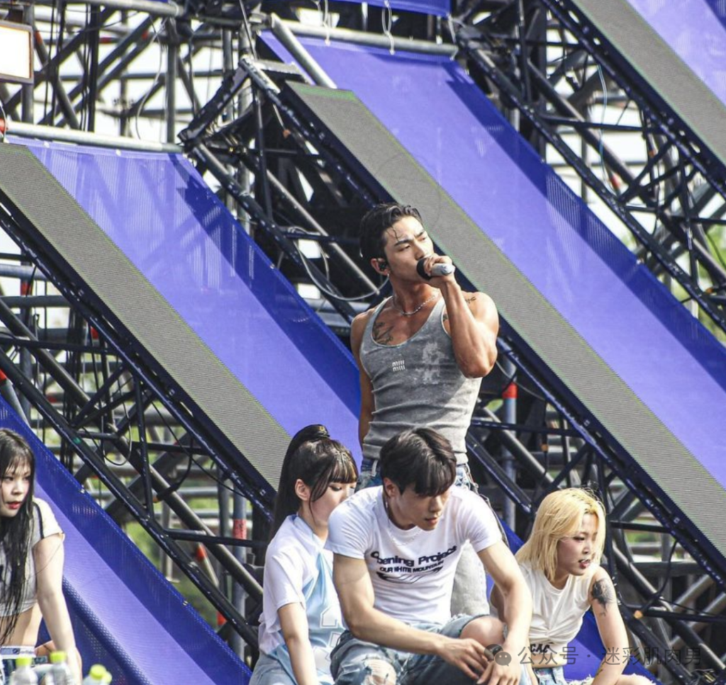 被水枪喷湿透的姜东昊脱衣露内裤边视频,裤子快掉啦!! 被水枪喷湿透的姜东昊脱衣露内裤边视频,裤子快掉啦!!