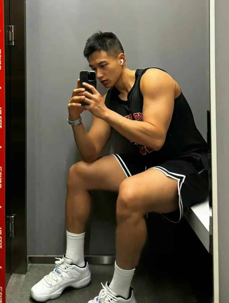 黑皮魅力炸裂的体育生健身房帅哥