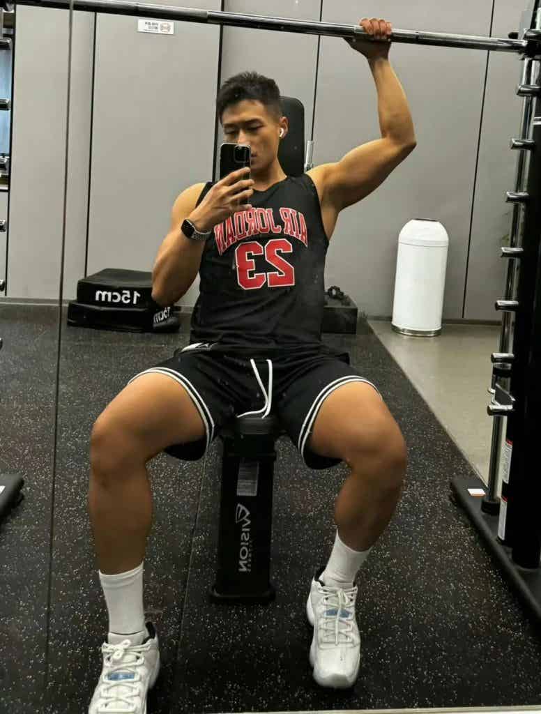 黑皮魅力炸裂的体育生健身房帅哥