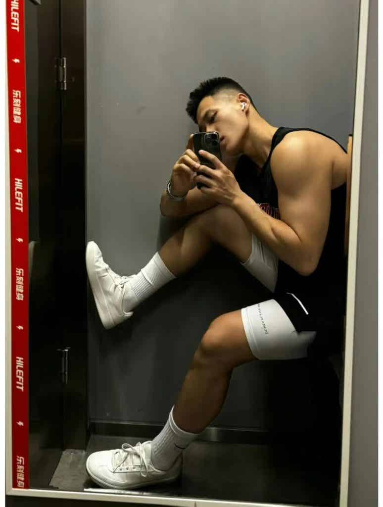 黑皮魅力炸裂的体育生健身房帅哥