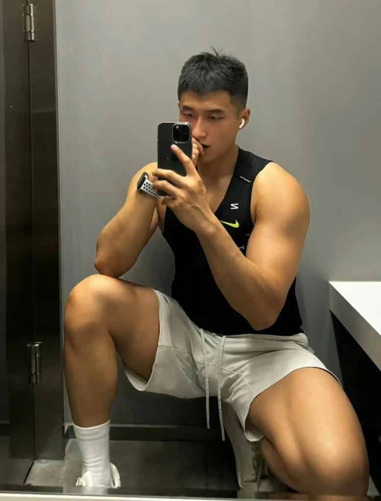 黑皮魅力炸裂的体育生健身房帅哥